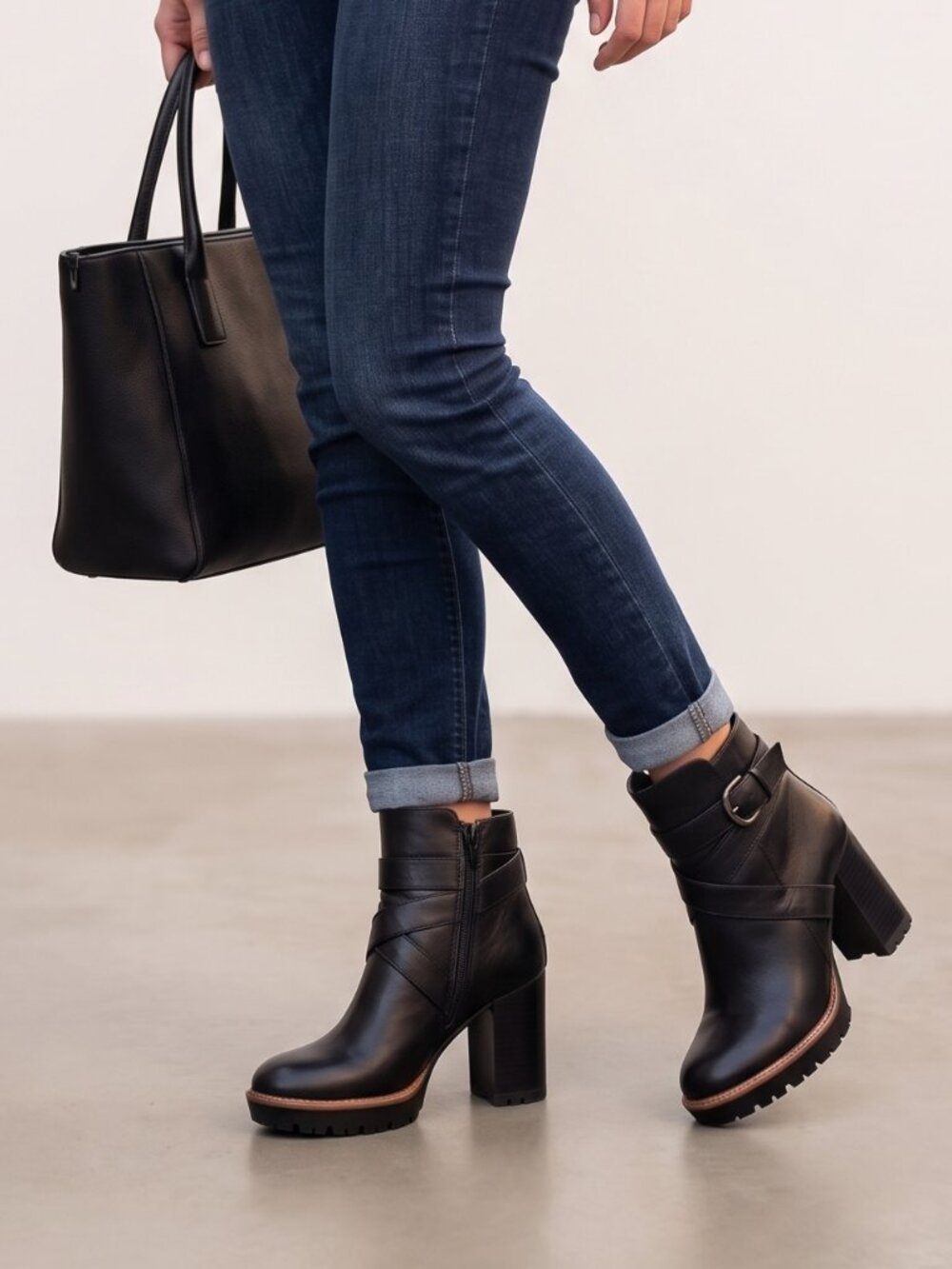 Naturalizer Lug Sole Platform Ankle Booties Black Leather Chunky Buckle Heel 8.5